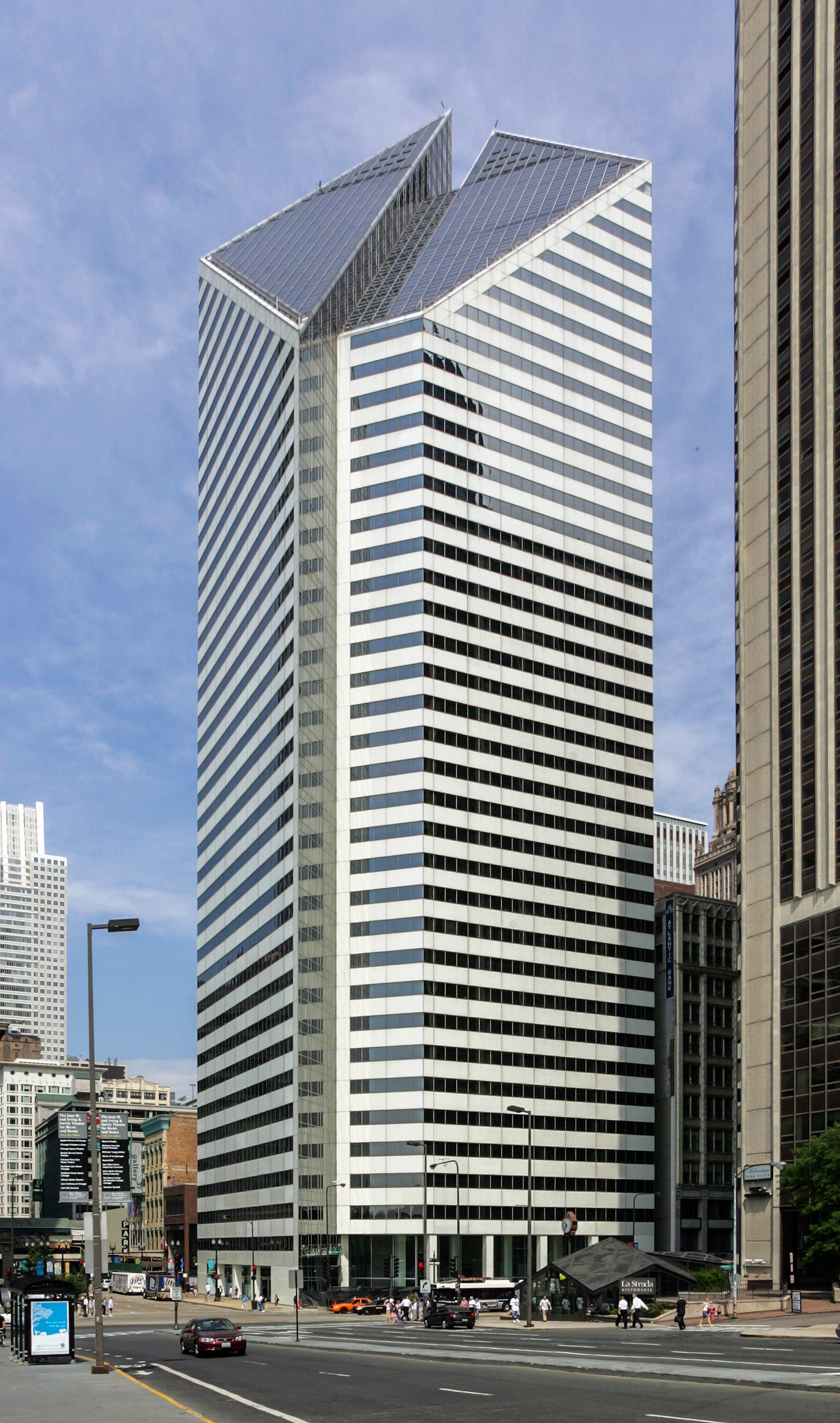 Crain Communications Building, Chicago - View from the east. © Mathias Beinling